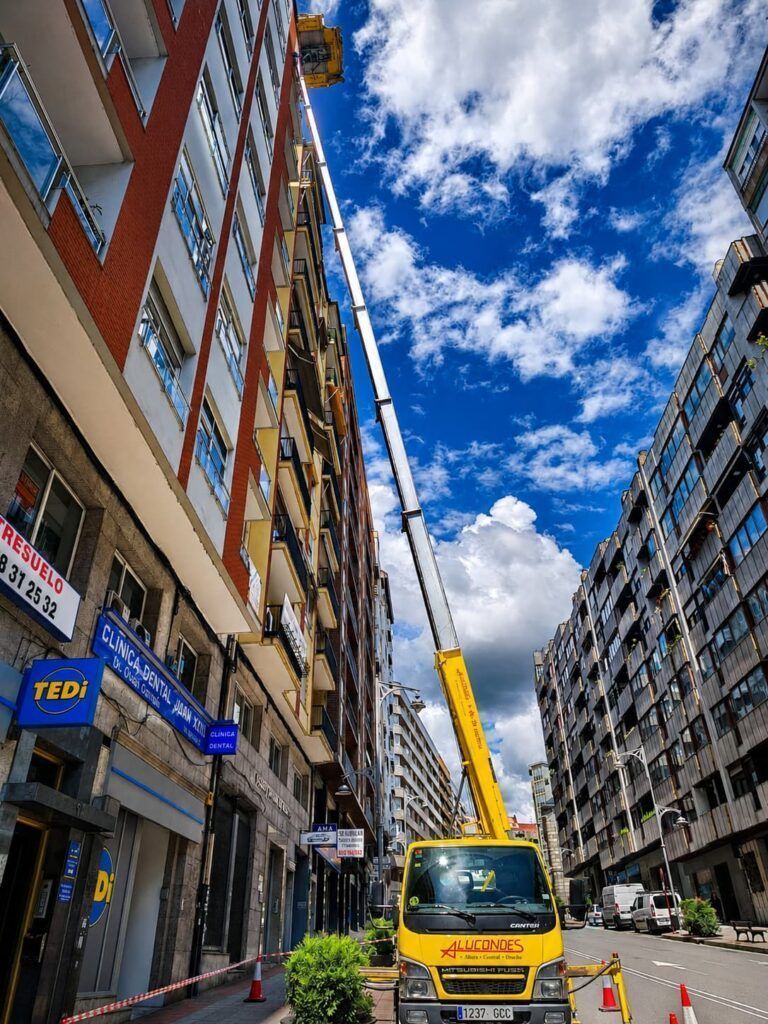 Plataforma elevadora por fachada en Ourense para subir materiales en altura