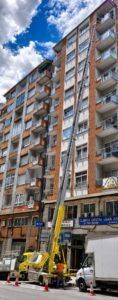 Plataforma elevadora por fachada en Ourense para trabajos en altura