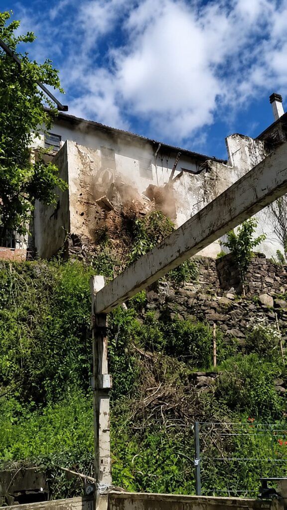 Derribo de construcción antigua en mal estado
