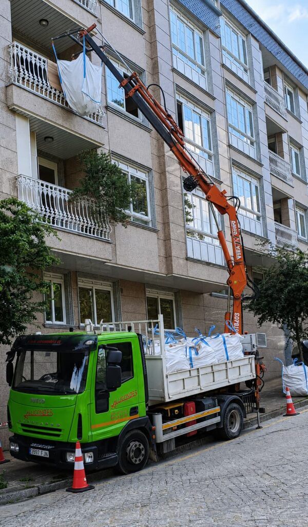 Servicio de grúa en Ourense para bajada de escombros