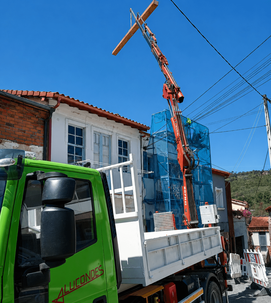 Camión grúa para carga y descarga de materiales en obra