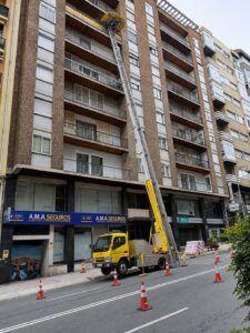 Grúa montamuebles en Ourense para subir materiales por fachada