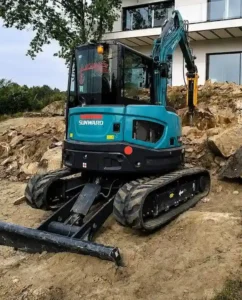 Minipala con picador realizando trabajos de obra en Ourense