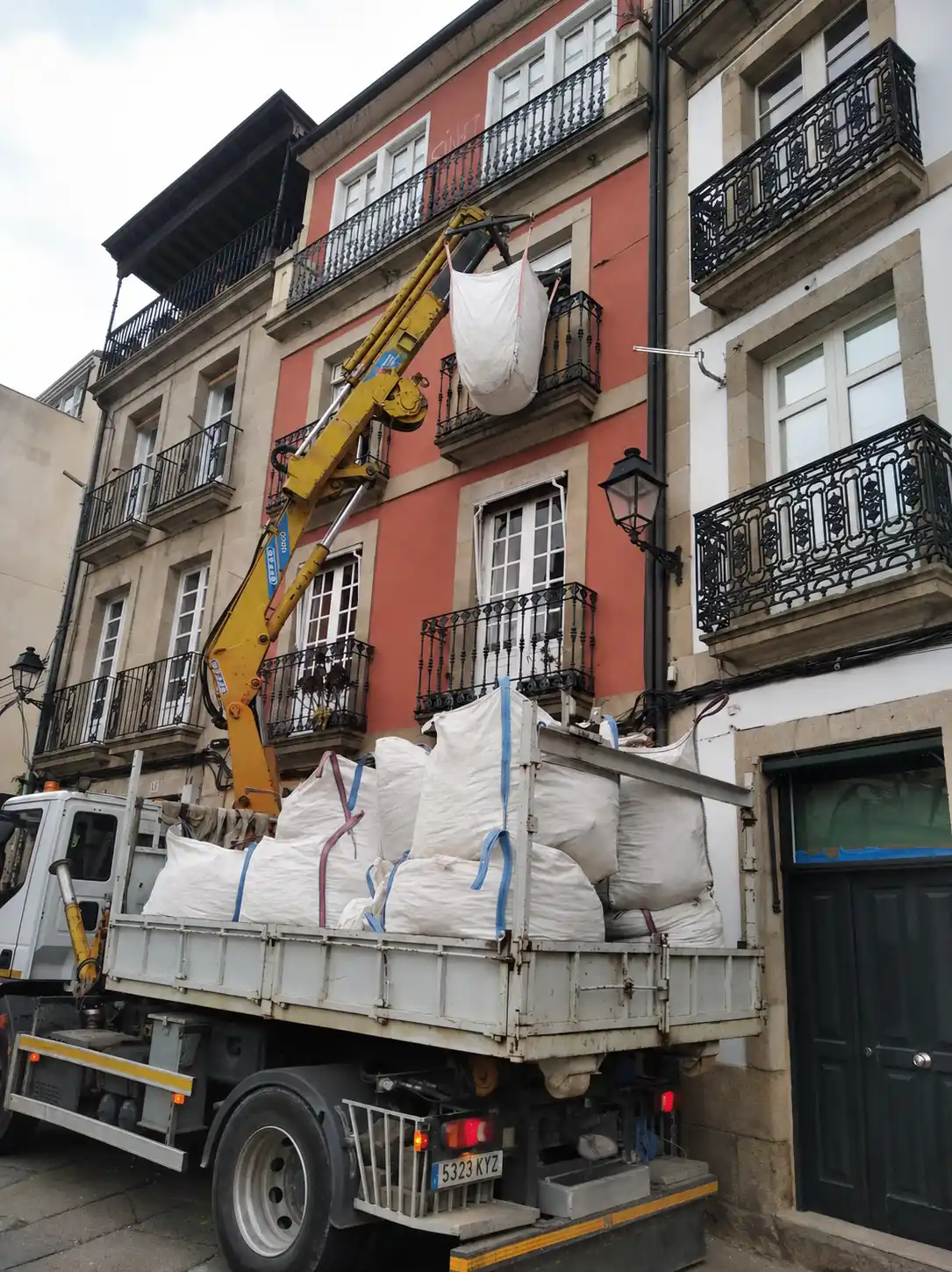 Contenedor o sacos para escombros en una reforma grande en Ourense