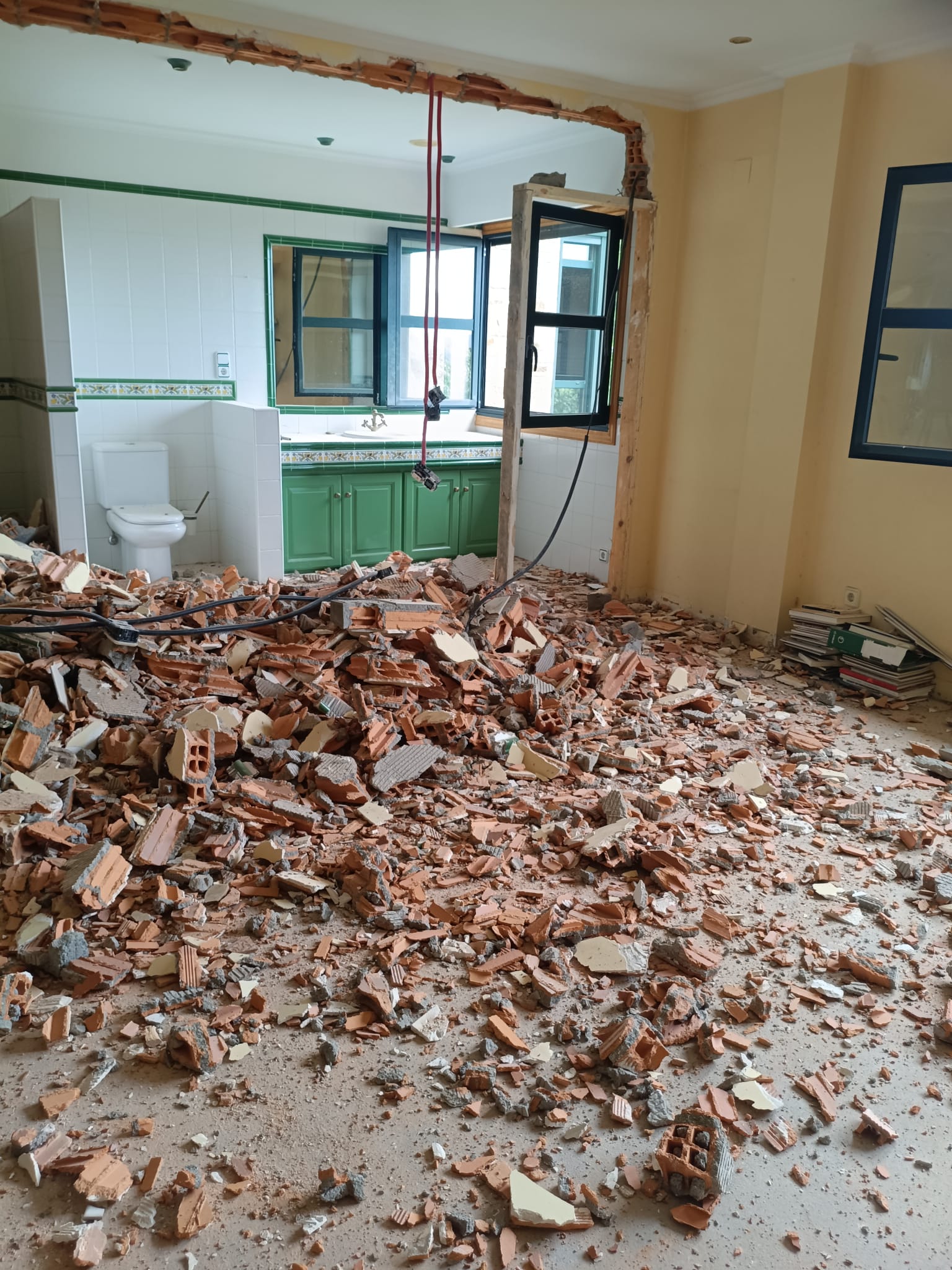 Cuánto cuesta derribar una casa en Ourense: derribo interior de vivienda