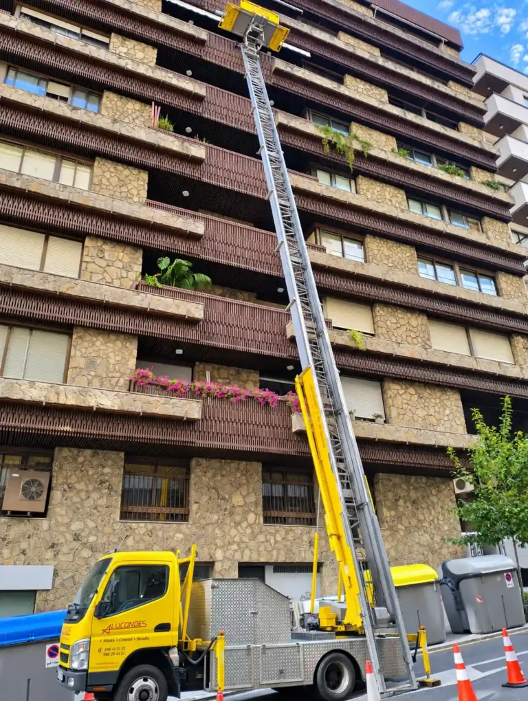 Plataforma elevadora por fachada de Alucondes trabajando en un edificio de Ourense
