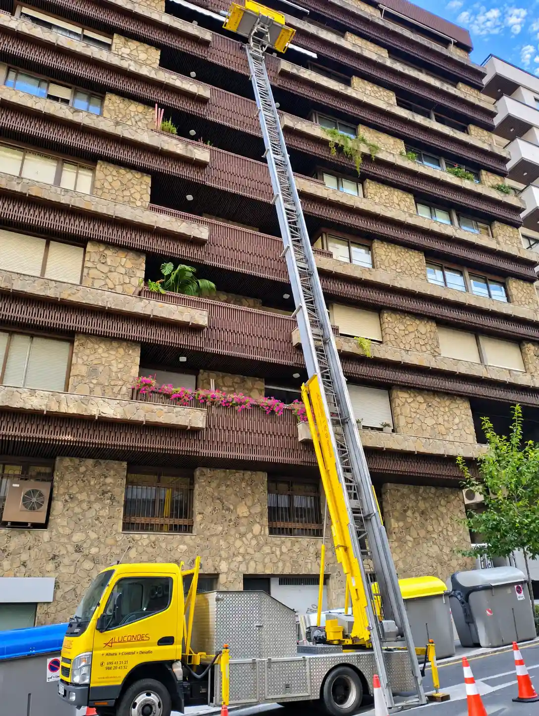 Subir muebles y materiales por fachada con la plataforma elevadora de Alucondes