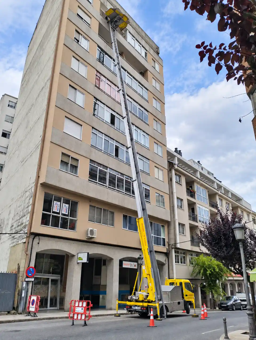 Elevador por fachada de Alucondes alcanzando una planta alta en Ourense