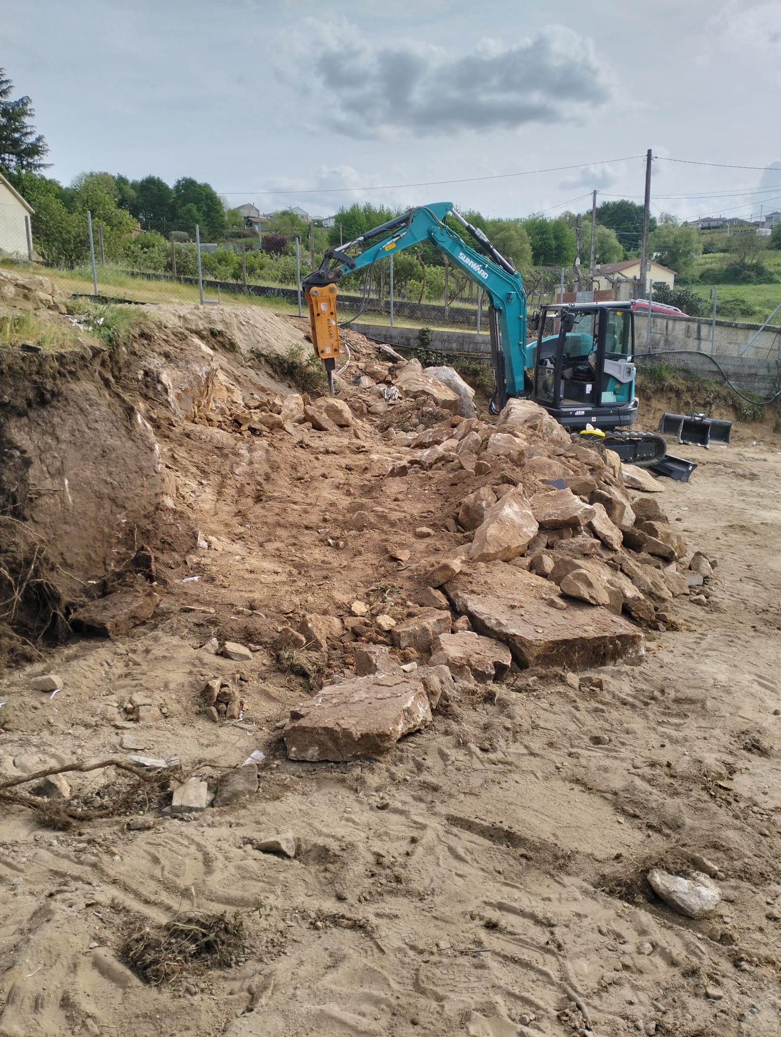 Excavadora de Alucondes trabajando con picador