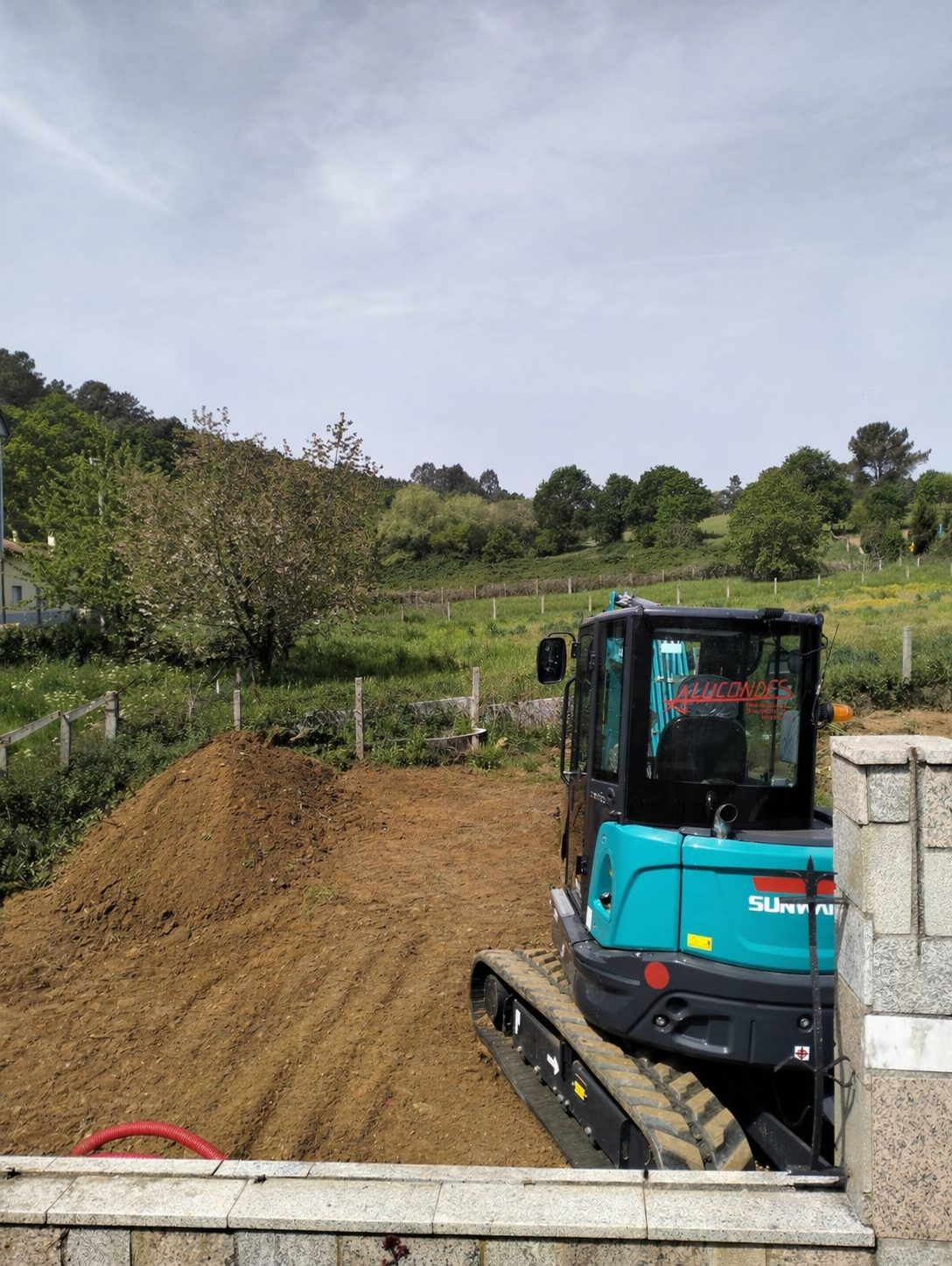 Excavadora de Alucondes trabajando en una parcela
